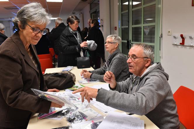Une habitante de Rezé, en Loire-Atlantique, discute avec des représentants de l’association de consommateurs « UFC Que Choisir », le 18 janvier 2018.