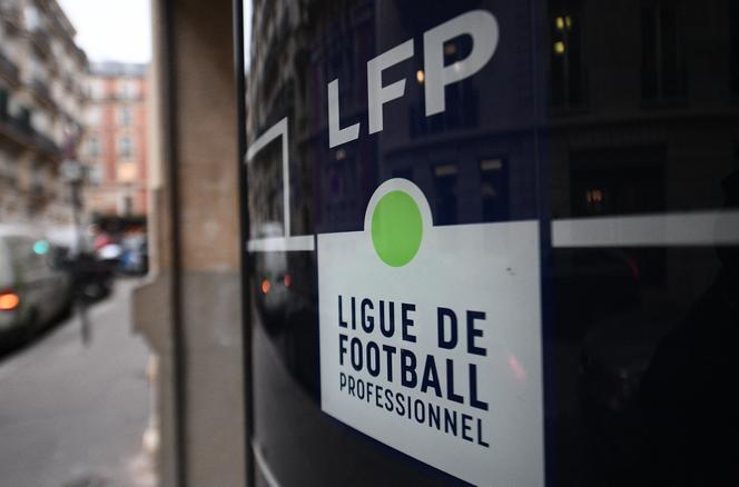Devant le siège de la Ligue de football professionnel (LFP), à Paris, en février 2021.