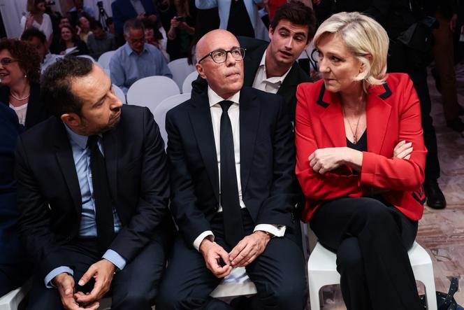 Eric Ciotti, à l’époque encore président du parti Les Républicains, entouré du vice-président du Rassemblement national (RN), Sébastien Chenu, et de la leader du RN, Marine Le Pen, à Paris, le 24 Juin 2024. 