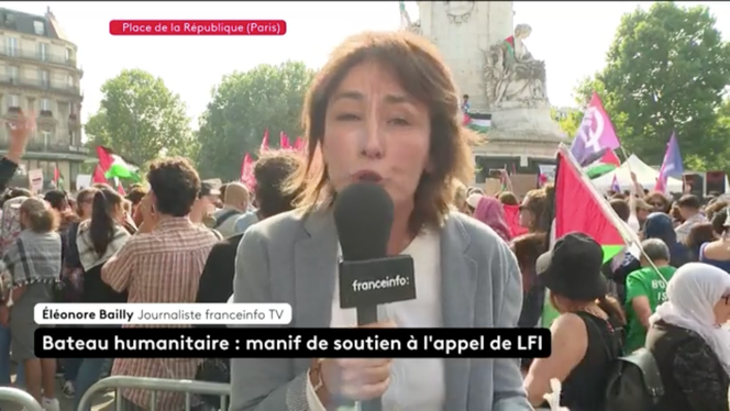 La journaliste Éléonore Bailly, lors du direct qu’elle effectuait au cours du rassemblement en soutien aux militants à bord du « Madleen », sur la place de la République, à Paris, le 9 juin 2025.