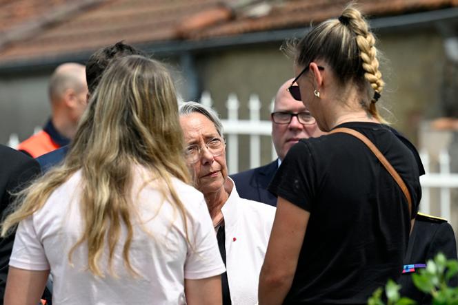 La ministre de l’éducation nationale, Elisabeth Borne, devant le collège où une surveillante d’éducation a été tuée, poignardée par un élève, à Nogent (Haute-Marne), le 10 juin 2025. 