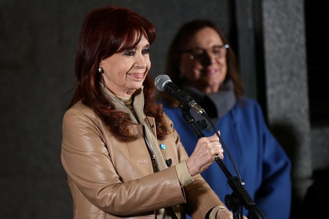 Cristina Kirchner s’adresse à ses partisans au siège du parti péroniste Partido Justicialista, après la confirmation de sa condamnation par la Cour suprême, à Buenos Aires, le 10 juin 2025.