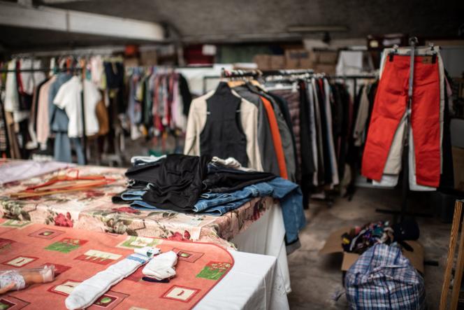 Des vêtements exposés dans la friperie du mouvement de solidarité Emmaüs, à Ivry-sur-Seine (Val-de-Marne), le 20 avril 2020.