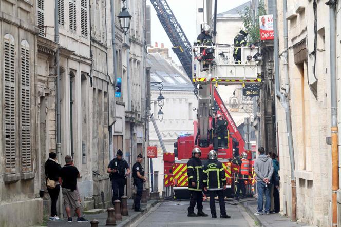 Lors de l’extinction d’un incendie dans un immeuble du centre-ville de Laon, qui n’a pu être maîtrisé que tard dans la nuit, le 10 juin 2025.