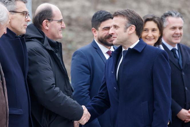 L’ancien premier ministre et président de la RATP, Jean Castex (2ᵉ à gauche), serre la main du président de la République, Emmanuel Macron, à Saint-Denis (Seine-Saint-Denis), le 29 février 2024.