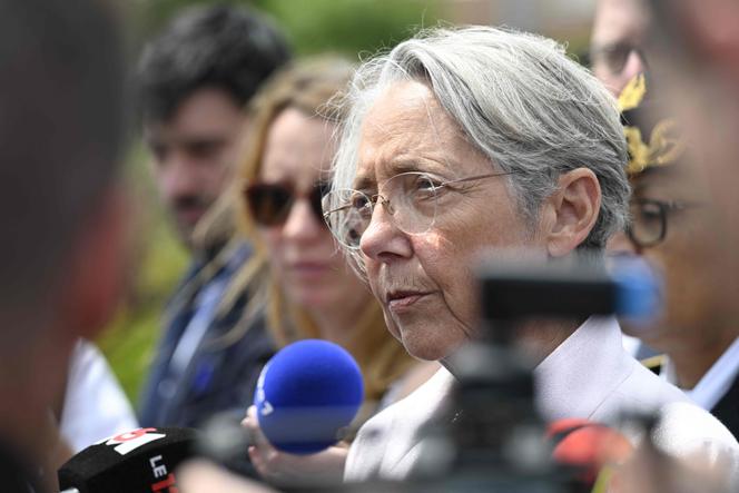La ministre de l’éducation, Elisabeth Borne, s’exprime, le 10 juin 2025, devant des journalistes à son arrivée au collège de Nogent, où une surveillante a été poignardée à mort par un élève.