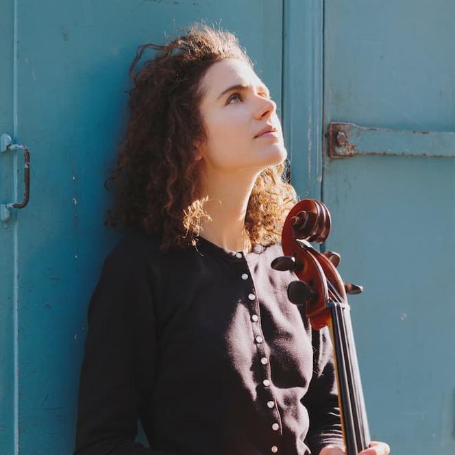 La violoncelliste Aurélie Allexandre d’Albronn, directrice artistique de l’ensemble Les Illusions.