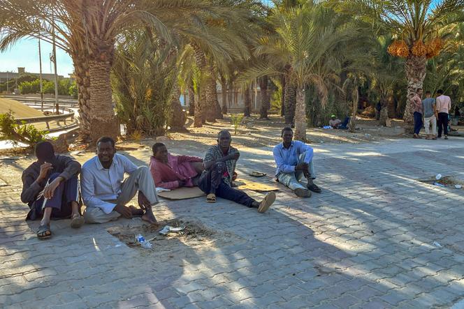 Des migrants subsahariens à la recherche de petits boulots attendent au bord d’une route d’être embauchés par des employeurs potentiels, à Tripoli, la capitale libyenne, le 22 août 2022.