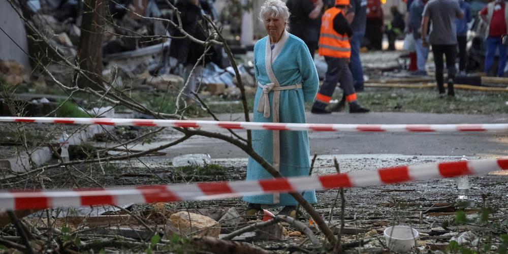 Une habitante devant un immeuble touché par une frappe de drone russe, à Odessa, en Ukraine, le 10 juin 2025. - NINA LIASHONOK / REUTERS