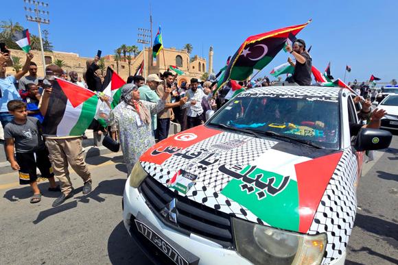 Au passage de la caravane sur la place des Martyrs, à Tripoli, le 11 juin 2025.