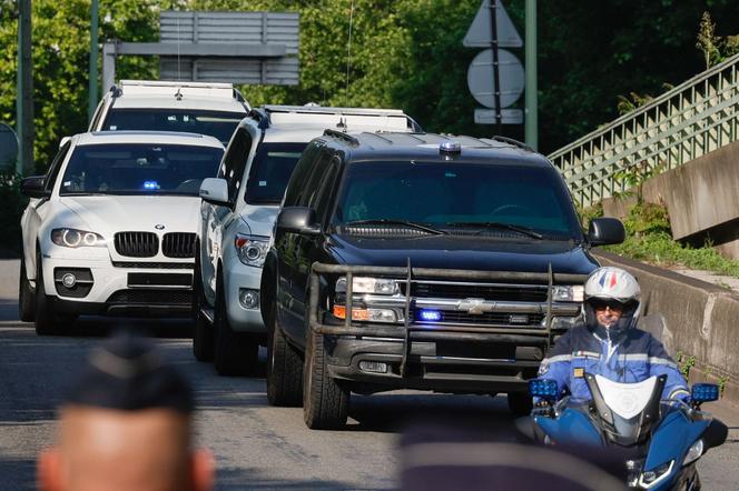 Un convoi de véhicules de sécurité, dont l’un transporterait vraisemblablement Mohamed Amra, se rend au palais de justice de Paris, le 11 juin 2025.
