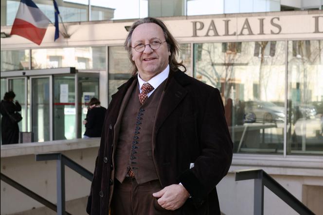Bill Pallot, em frente ao Pontoise Courthouse, em 1º de abril de 2025.