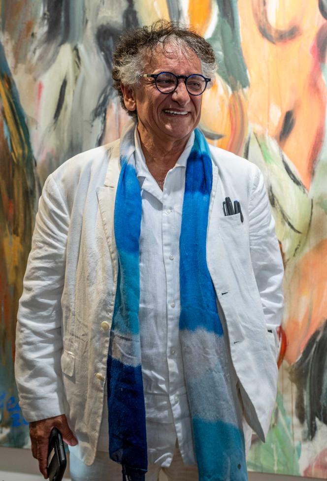 Bedri Baykam lors du vernissage de son exposition à la galerie Schwab Beaubourg, à Paris, le 5 juin 2025.