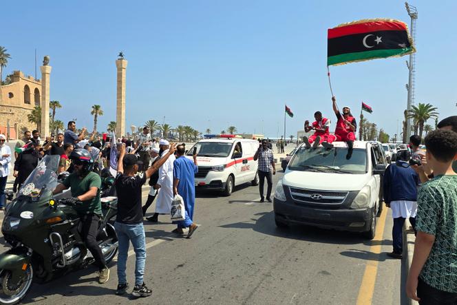 Se dirigeant vers Gaza, des militants sont accueillis par des Libyens, place des Martyrs à Tripoli, le 11 juin 2025.