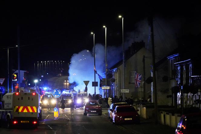 Un incendie à Ballymena, en Irlande du Nord, alors que des personnes manifestent après l’inculpation de deux hommes pour une tentative de viol, mardi 10 juin 2025.