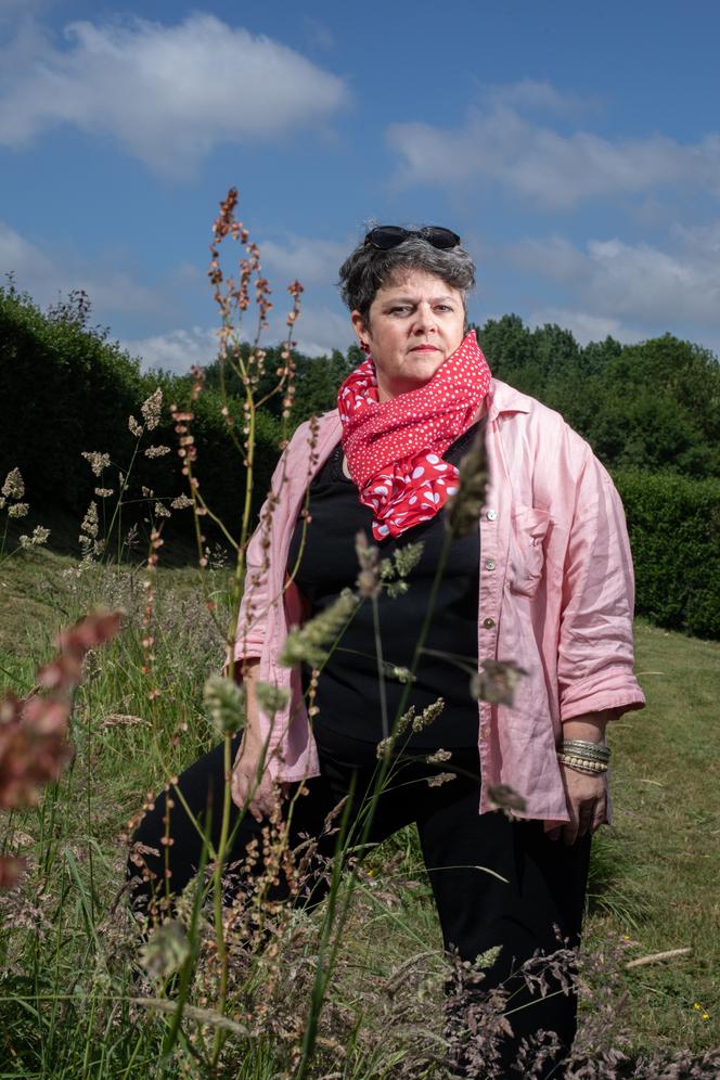 Mélanie Cosnier, maire de Souvigné-sur-Sarthe et membre de la convention citoyenne pour le climat, sur une pelouse de la commune avec une tonte différenciée, le 22 mars 2025.