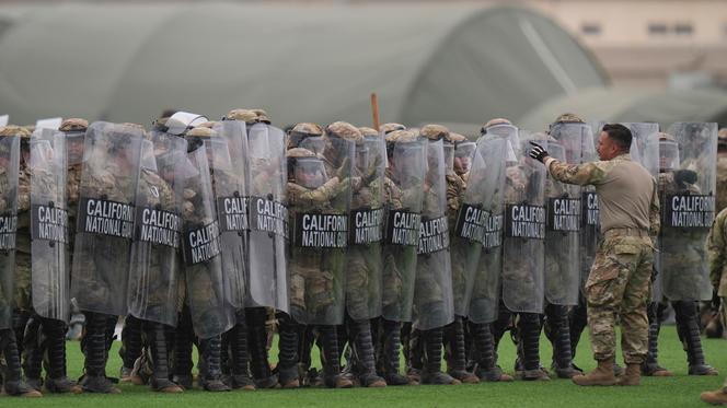 Des membres de la garde nationale de Californie effectuent des exercices après avoir été déployés lors des manifestations de Los Angeles, à Los Alamitos, en Californie, le 11 juin 2025.