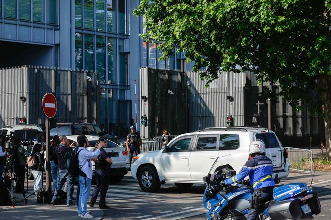 Un convoi de véhicules de sécurité, dont l’un transporterait le trafiquant de drogue Mohamed Amra, se dirige vers le palais de justice de Paris pour la comparution d’Amra à Paris, le 11 juin 2025. 