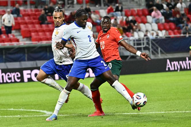 مواجهة بين اللاعبين خلال مباراة يورو 2025 للشباب بين البرتغال وفرنسا