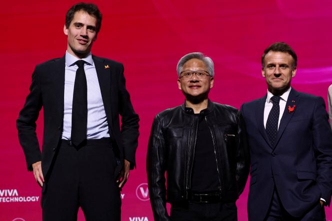 Arthur Mensch, PDG de Mistral (à gauche), Jensen Huang, PDG de Nvidia (au centre), et Emmanuel Macron, au salon VivaTech, à Paris, le 11 juin 2025.