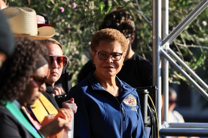 Karen Bass, maire de Los Angeles, lors d’une manifestation contre les contrôles fédéraux de l’immigration dans le centre-ville de Los Angeles, en Californie, le 10 juin 2025.