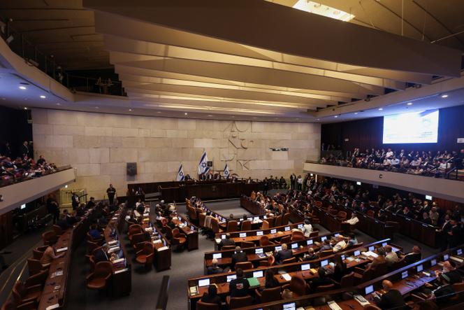 Vue de la Knesset, le Parlement israélien, lors d’une session plénière à laquelle assistent également le président argentin Javier Milei, le premier ministre israélien Benyamin Nétanyahou et le président israélien Isaac Herzog, à Jérusalem, le 11 juin 2025.