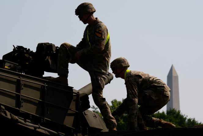Des soldats américains sur un char M1A3 Abrams au parc West Potomac, le long du fleuve Potomac, le 11 juin 2025 à Washington, D.C.