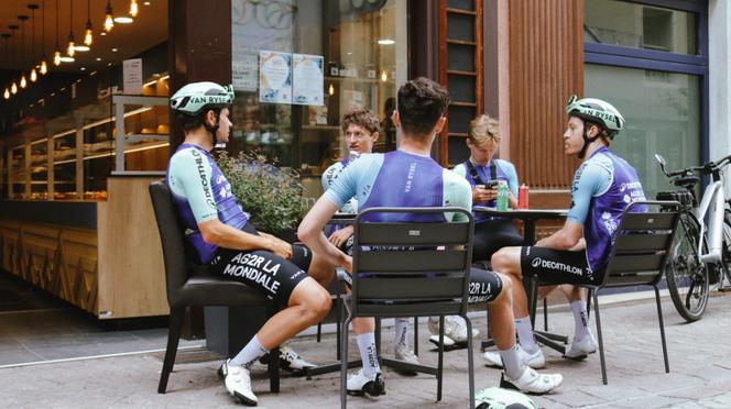 Stefan Bissegger, Felix Gall, Léo Bisiaux, Johannes Staune-Mittet et Callum Scotson, à Bourg-Saint-Maurice (Savoie), le 6 juin 2025.