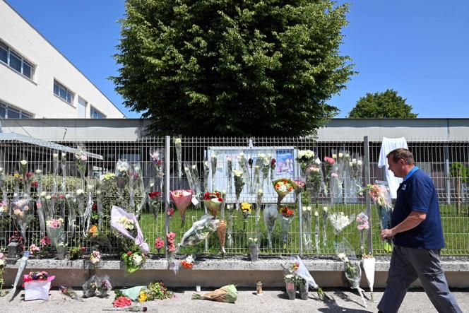 Des fleurs ont été déposées devant le collège Françoise-Dolto à Nogent le 11 juin 2025, un jour après l’arrestation d’un lycéen soupçonné d’avoir tué une assistante scolaire de 31 ans.