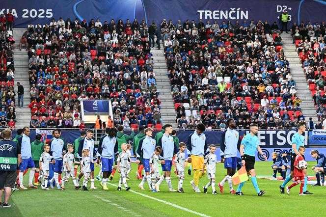 L’équipe de France avant le coup d’envoi du match de la phase de groupes face au Portugal lors de l’Euro des moins de 21&nbsp;ans, à Trencin, en Slovaquie, le 11&nbsp;juin 2025.