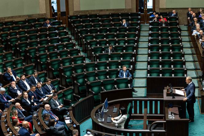 Le premier ministre polonais, Donald Tusk, s’exprime devant le Parlement, avant le vote de confiance pour son cabinet, à Varsovie, le 11 juin 2025