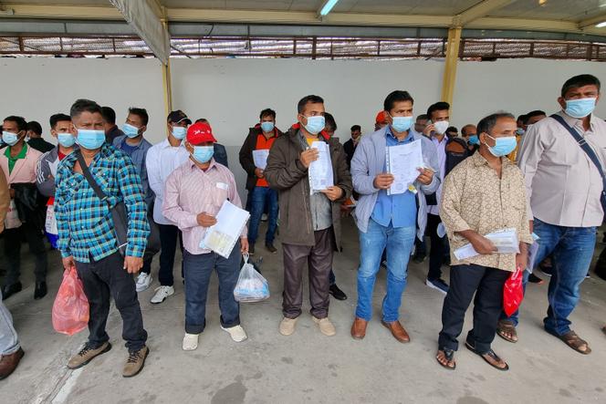 Des migrants bangladais attendent d’être expulsés de Libye, le 26 octobre 2021 à Tripoli.