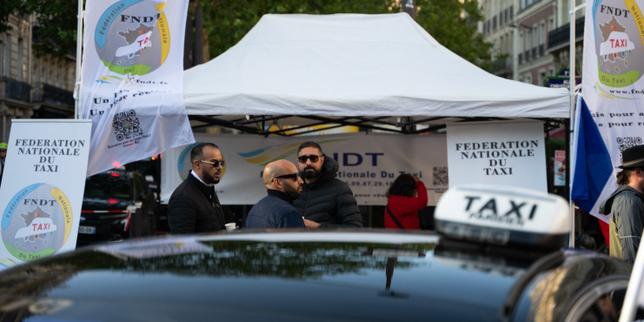 Taxis et VTC appellent à bloquer les aéroports parisiens, Charles-de-Gaulle et Orly thumbnail