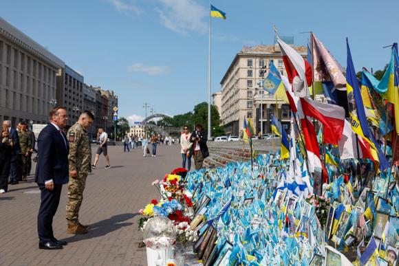 Le ministre de la défense allemand, Boris Pistorius, visite un mémorial pour les soldats ukrainiens tombés au combat, à Kiev, le 12 juin 2025.