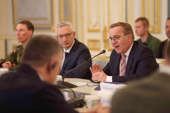 Le ministre de la défense allemand, Boris Pistorius (à droite), lors de sa rencontre avec le président ukrainien, Volodymyr Zelensky, à Kiev, le 12 juin 2025.