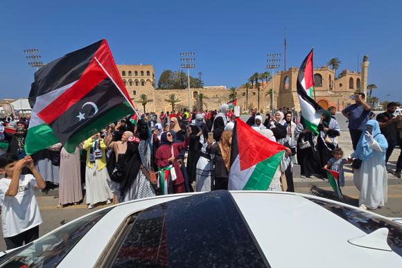 Les militants accueillis par des habitants de Tripoli, sur la place des Martyrs , le 11 juin 2025, au lendemain de leur arrivée en Libye.