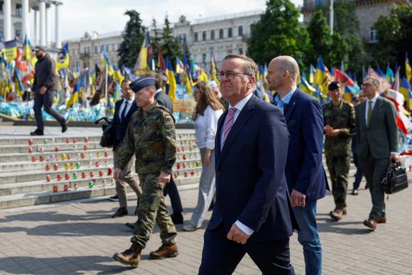 Le ministre de la défense allemand, Boris Pistorius (au premier plan), sur la place de l’Indépendance, à Kiev, le 12 juin 2025.