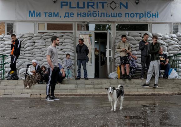 A l’extérieur d’un centre de réfugiés, à Soumy, en Ukraine, le 12 juin 2025.