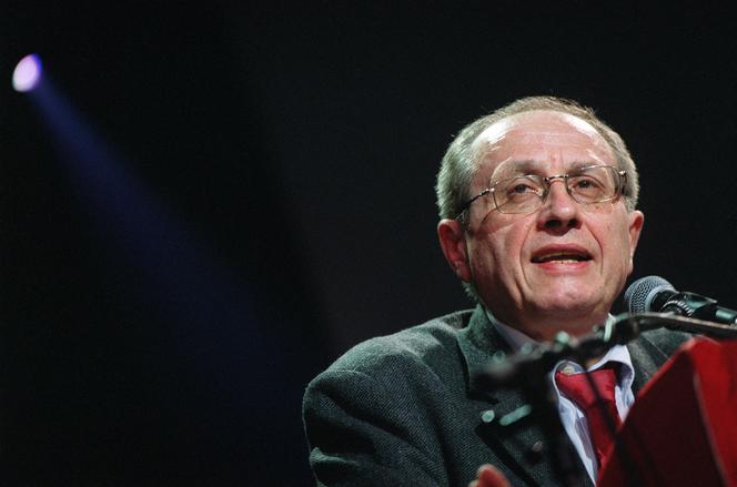 Bernard Cassen, alors président d’Attac France, prononce un discours à Paris lors du lancement du manifeste d’Attac de 2002, le 19 janvier 2002.