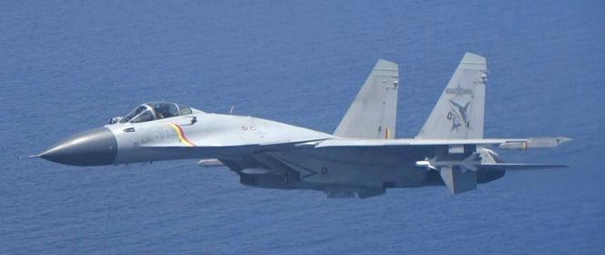 Um avião de caça J-15 chinês, acima do Pacífico em 8 de junho de 2025.