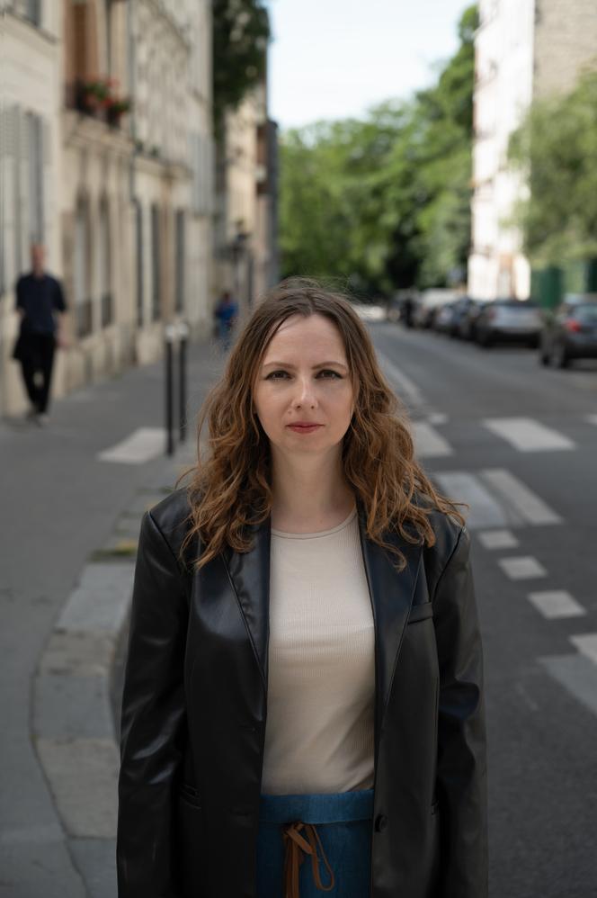 Mariia Nazarenko habite désormais une chambre de bonne, dans le 16ᵉ arrondissement de Paris. Il lui arrive de revenir à Ménilmontant (20ᵉ), comme en ce jour de mai 2025. C’est dans ce quartier populaire qu’elle s’était installée, à son arrivée en France. Elle y est restée attachée.