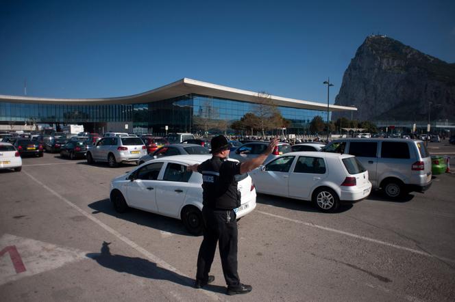 Un policier britannique au poste-frontière de Gibraltar, le 7 avril 2017.