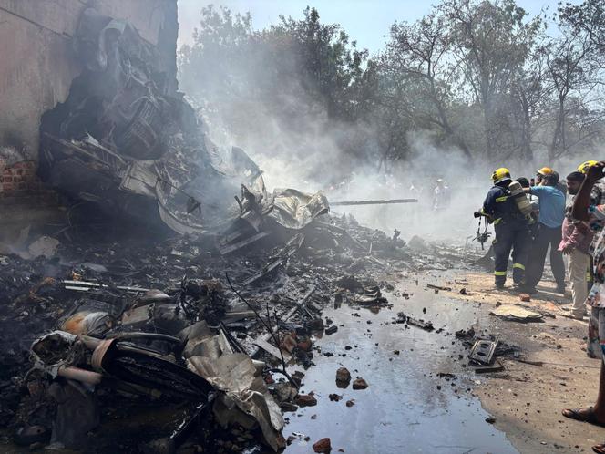 Sur le site du crash de l’avion de la compagnie air India, à Ahmedabad, ville du nord-ouest de l’Inde, le 12 juin 2025.