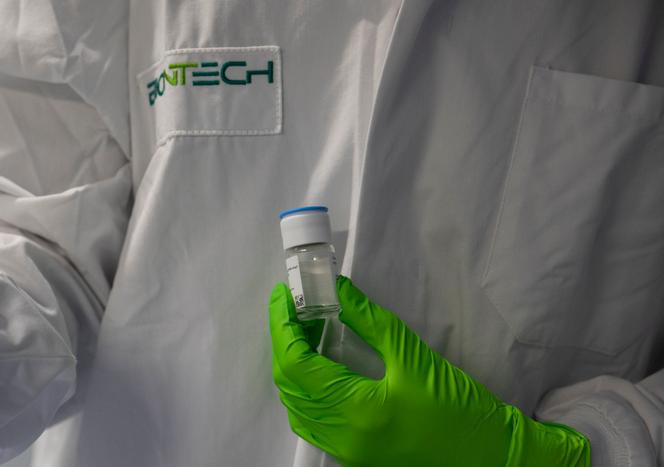 Un employé brandit un flacon d’un produit oncologique en cours de développement, à l’institut de recherche BioNTech de Mayence, en Allemagne, le 5 octobre 2022.
