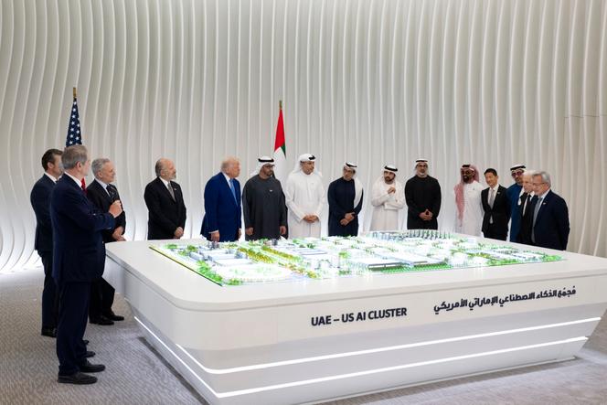 Le président américain Donald Trump (5e à gauche) et le président des Emirats arabes unis (EAU), Cheikh Mohammed Ben Zayed Al Nahyane (6e à gauche), devant une maquette du campus IA, à Abou Dhabi, le 15 mai 2025.