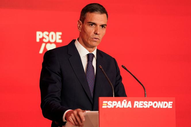 Le premier ministre espagnol, Pedro Sanchez, qui est également chef du Parti socialiste (PSOE), au pouvoir, tient une conférence de presse après le départ d’un haut responsable du Parti socialiste espagnol Santos Cerdan à la suite d’allégations de corruption, à Madrid, en Espagne, le 12 juin 2025. 