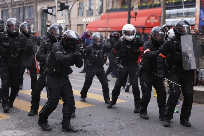 Des policiers de la BRAV-M interviennent lors d’une manifestation, une semaine après que le gouvernement a fait adopter sans vote au Parlement une réforme des retraites, à Paris le 23 mars 2023.