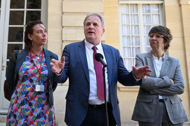 Le président de la CFE-CGC, François Hommeril (au centre), entouré des secrétaires nationales du syndicat Christine Lê (à gauche) et Christelle Thieffinne (à droite), à Paris, le 17 mai 2023.