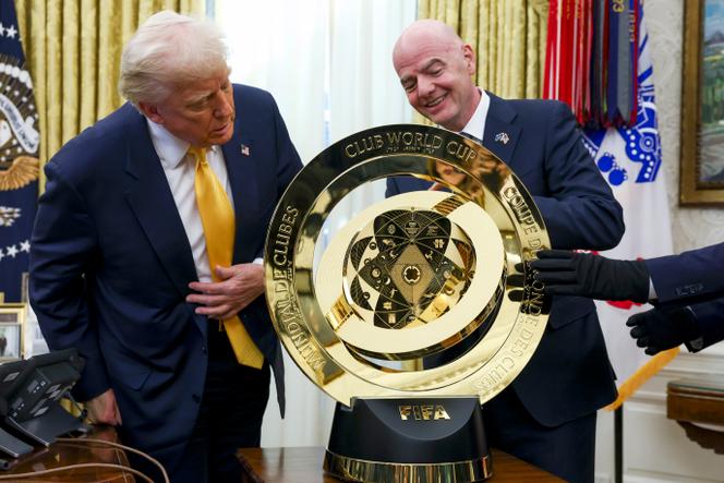 Donald Trump et le président de la FIFA, Gianni Infantino, à côté du trophée de la Coupe du monde des clubs de la FIFA, dans le bureau Ovale de la Maison Blanche, à Washington, le 7 mars 2025.