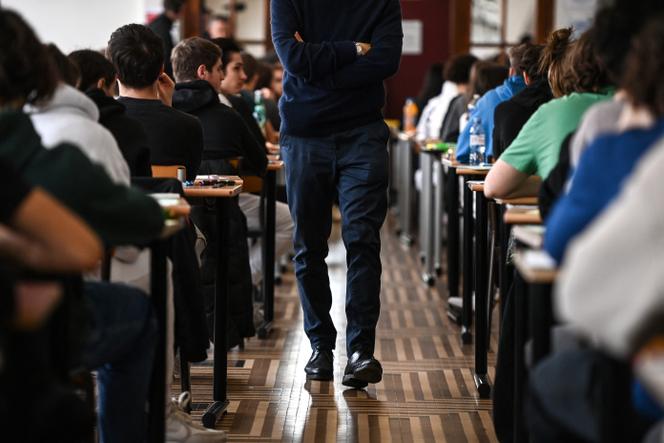 Un surveillant lors d’une épreuve du baccalauréat, à Paris le 20 mars 2023. 